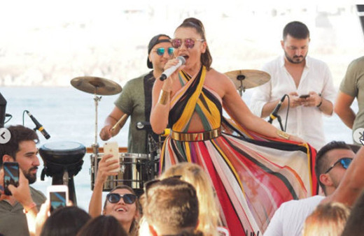 Hadise'den bikinili paylaşım