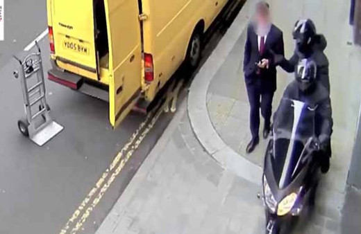 Motosikletli çeteler cep telefonlarına dadandı!