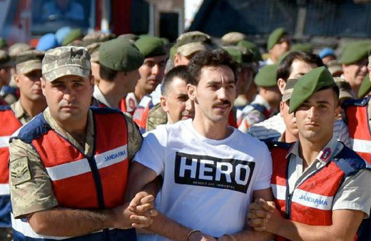 "Hero" tişörtü giyen sanığın avukatı tutuklandı