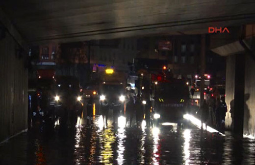 Yağmur sonrası alt geçidi su bastı