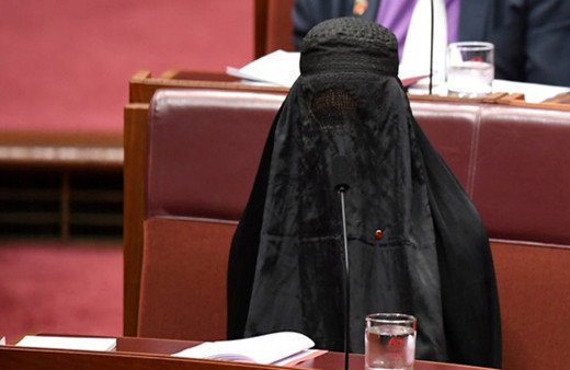 Meclise böyle girdi! Üstündeki bir anda çıkardı