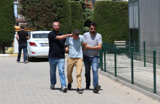 Yanında çalışan çırakları evine götürüp...