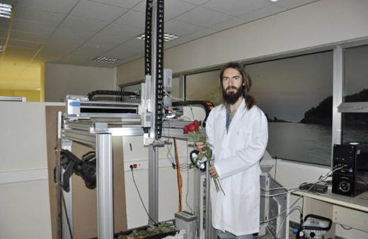 TÜBİTAK destekli çiftçi robot yaptılar! Gül bile topluyor