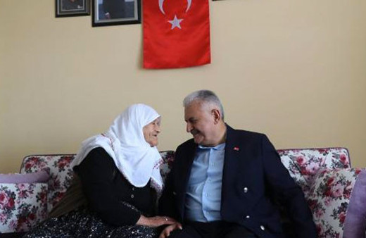 Başbakan Yıldırım'dan şehit ailesine taziye ziyareti