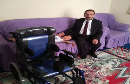 Kars'ta Afgan ailenin çocuğu engelli aracına kavuştu