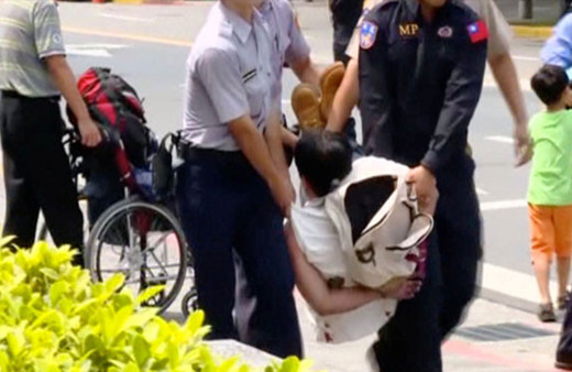 Samuray kılıcını kaptığı gibi devlet başkanlığı binasına saldırdı