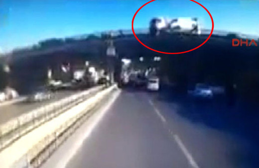 Beton mikserinin köprüden uçma anı kamerada