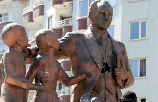 Diyarbakır'da Atatürk Anıtına çirkin saldırı