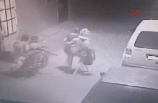 Polisin de saldırısına uğrayan kızları taciz edenler yakalandı