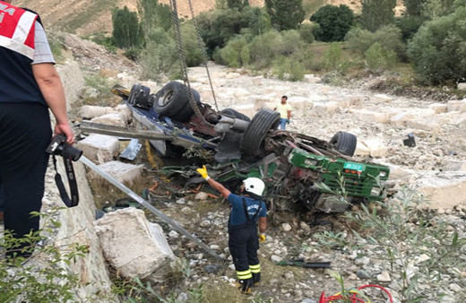 Kontrolden çıkan TIR yol kenarındaki aileye çarptı: 3 ölü 3 yaralı