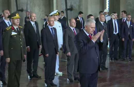  Başbakan saygı duruşunda Fatiha okudu