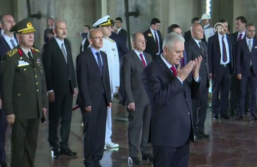 Başbakan saygı duruşunda Fatiha okudu