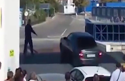 Sabırsız şöfor feribottan ilk inmek isteyince...