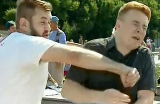 Canlı yayında muhabirin suratına sert yumruk!