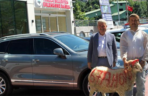 530 bin liralık yeni makam aracı için kurban kesti!