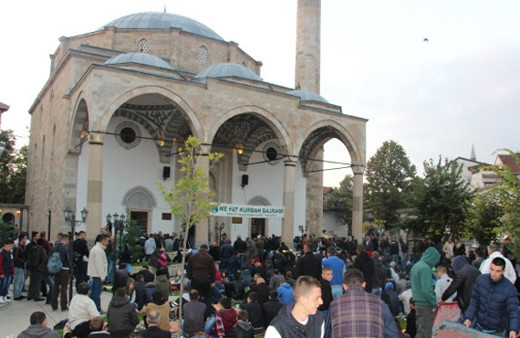 Piriştine'de iki camiye çirkin saldırı