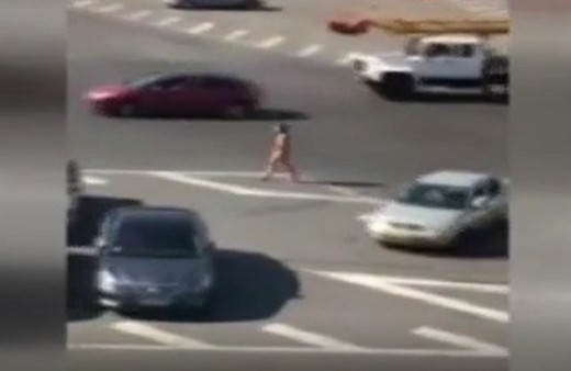 Zafer Bulvarı'nda çırılçıplak dolaşan kadın kameralara yansıdı!