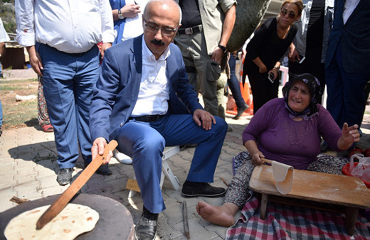 Bakan gözleme pişirdi! Sacın başında güldüren diyalog