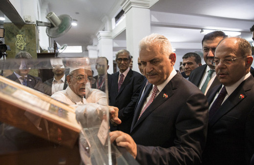 Başbakan Yıldırım'dan Singapur'da tarihi camiye ziyaret