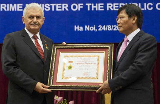 Binali Yıldırım'a Üstün Şeref Madalyası