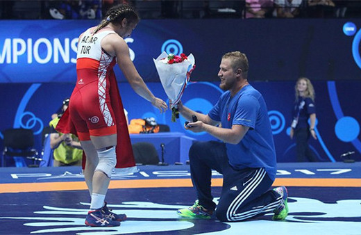 Önce altın madalya sonra evlilik teklifi!