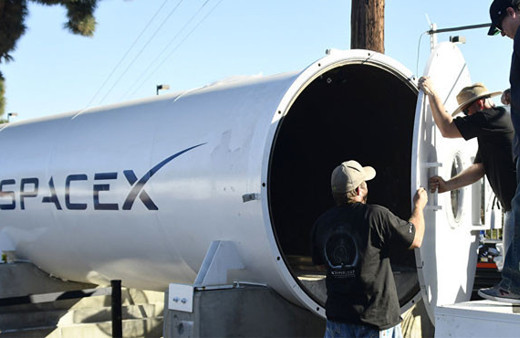 SpaceX uzay elbisesinin ilk fotoğrafını paylaştı