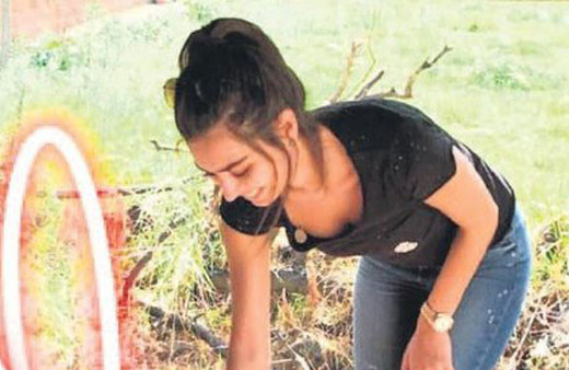 Köylü güzeli Amine! Salça kaynatıp, meyve topladı