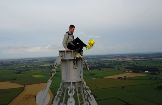 180 metre yükseklikte top sektirdi