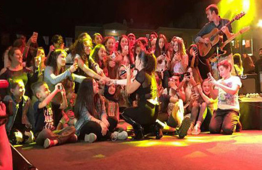 Sertab Erener protokol alanına sinirlendi, seyircileri sahneye davet etti