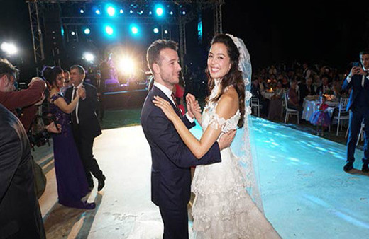 Azra Akın, Trakya usulü düğünle dünyaevine girdi