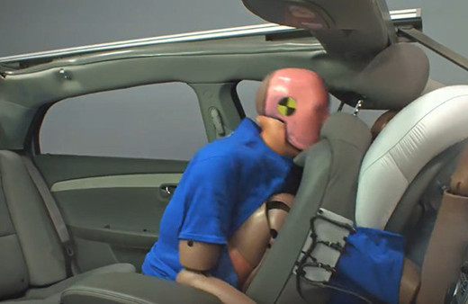 Arka koltukta emniyet kemeri hayat kurtarıyor