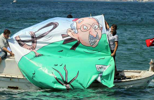 Şehitlikte içki içip alem yapan CHP'lilere AK Parti'den pankartlı tepki