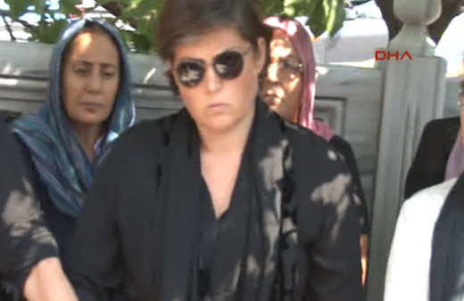 Vatan Şaşmaz'ın eşi Yasemin Adalı camiye geldi