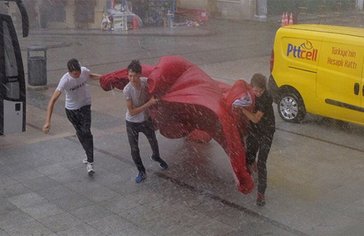 Düşen bayrağı gençler böyle kaldırdı
