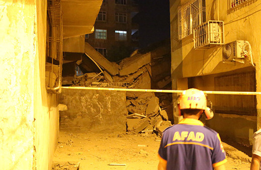 Diyarbakır'da boşaltılan bina çöktü!