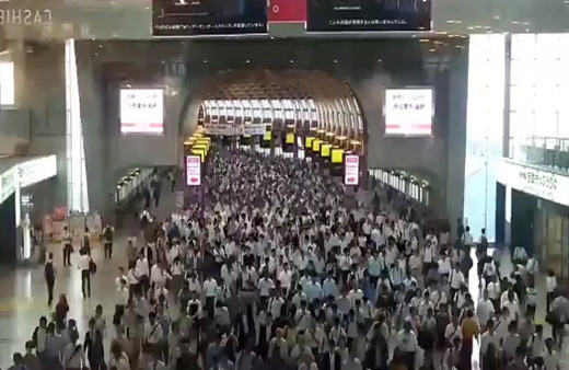 Tokyo metrosunda insan seli