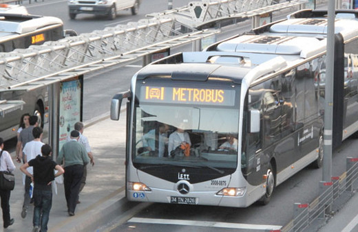 Metrobüste şaşkına çeviren anlar ilk kez oldu!