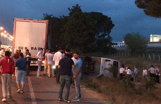 Halk otobüsü ile TIR çarpıştı: Ortalık savaş alanına döndü!