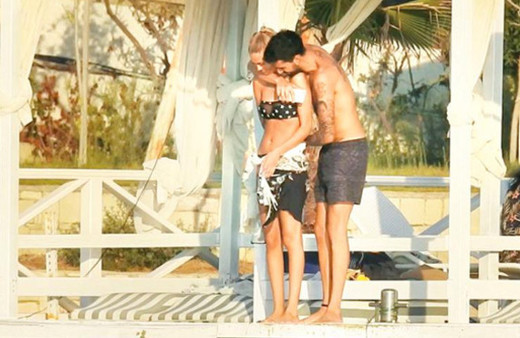 İdo yeni sevgilisini öpmeye doyamadı