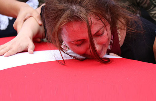 Şehidin eşi tabuta sarıldı, sonra bayıldı