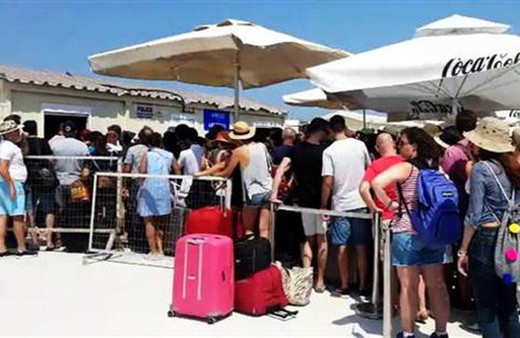 Türk turistler gümrükte saatlerce bekledi