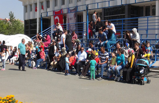 Vali sordu: halk nerede?