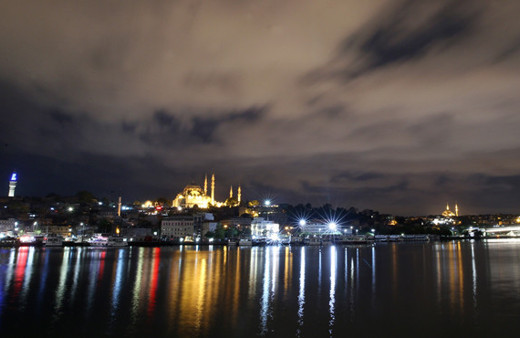 İstanbul Boğazı gece vakti bulutlarla bir başka güzel