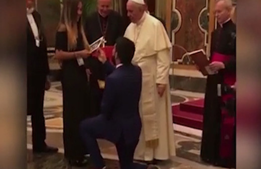  Papa'nın önünde evlenme teklif etti