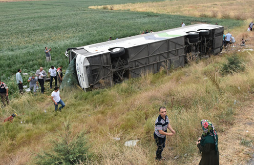 Amasya'da yolcu otobüsü devrildi ölüler ve yaralılar var