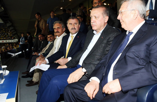 Erdoğan İzmir marşı söylenirken tepkisi ne oldu?