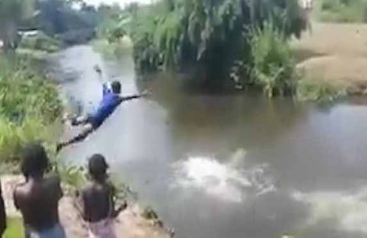 Afrikalı çocukların balıklama atlayış şovu 