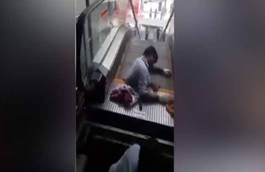 Yürüyen merdivende dehşet anları: Beline kadar sıkıştı!