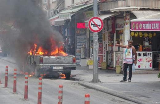 Annesinin bulunup getirilmesi için aracını ateşe verdi!