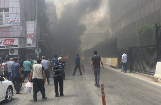 Adana'da adliye önünde aracını yaktı!